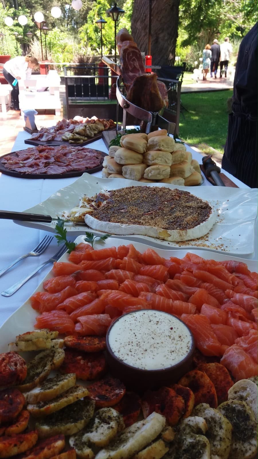 Mesa de recepción con salmón ahumado y bocados salados