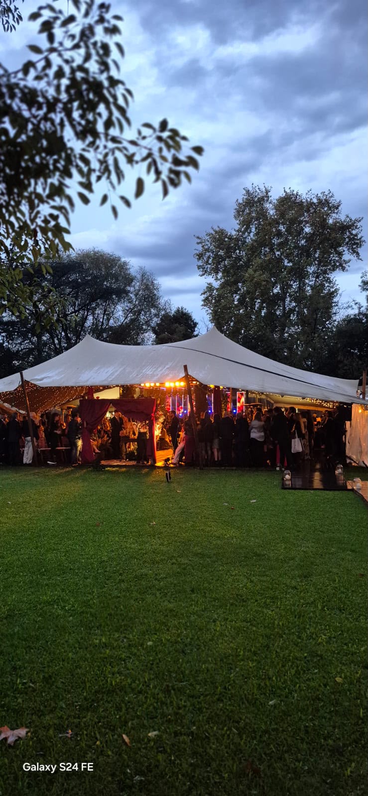 Evento nocturno bajo carpa en el jardín