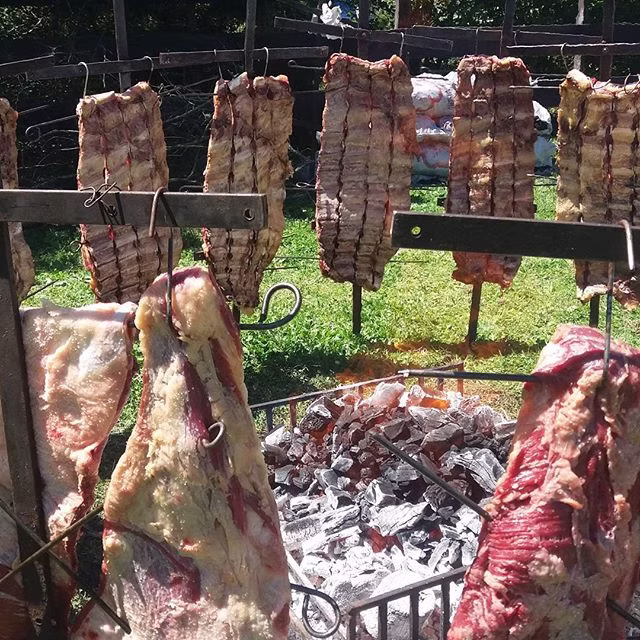 Costillares asándose a la cruz sobre las brasas