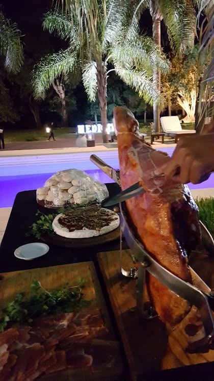 Asador al aire libre con lechones y chorizos