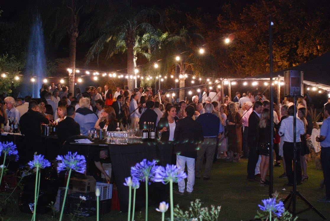 Evento nocturno al aire libre con guirnaldas