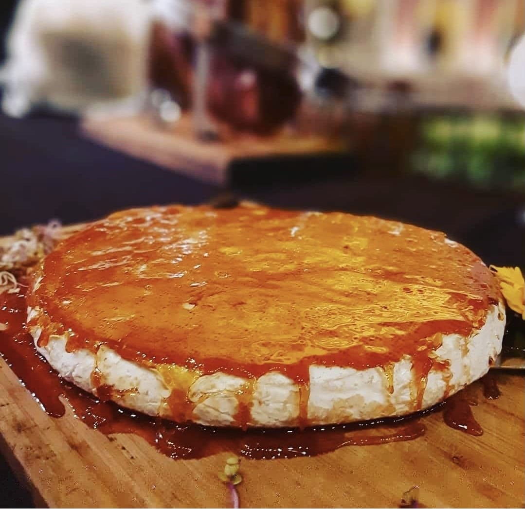 Queso caramelizado servido sobre tabla de madera